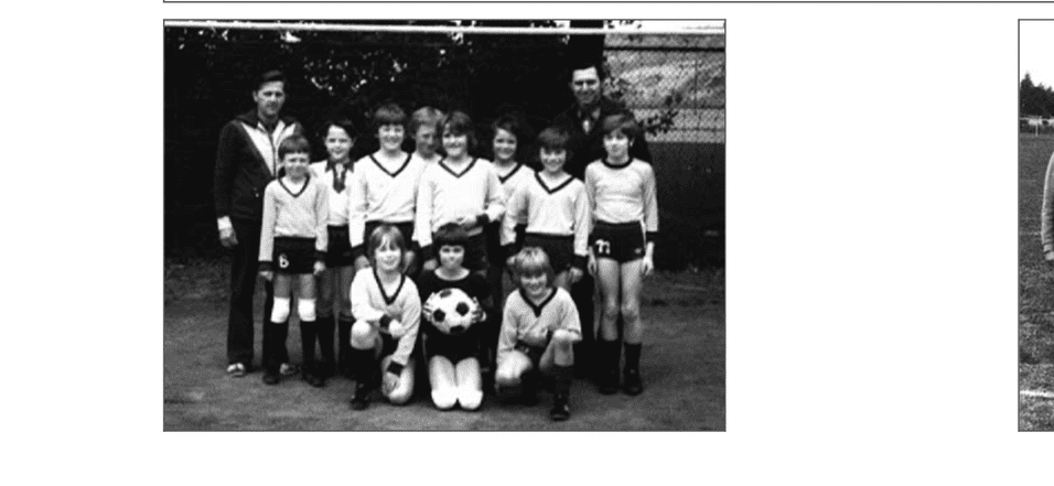 Schwarzweißfoto einer Fußballmannschaft mit Kindern in Trikots, posierend auf einem Platz, umgeben von zwei Trainern.